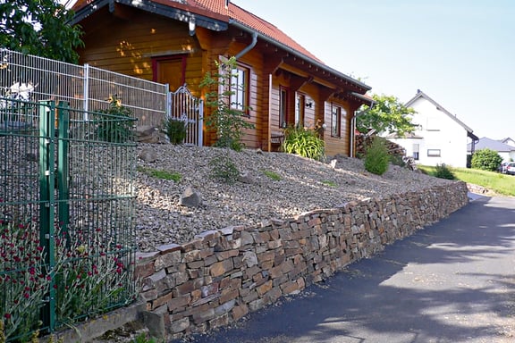 naturstein-hero-TRM-Braun,-Auderath_ret_interpoliert
