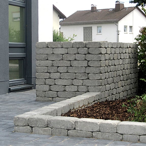 Nautsteine und Mauerelemente
