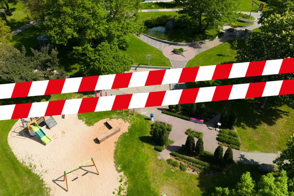 Barfusspark_geschlossen_mit_flatterband